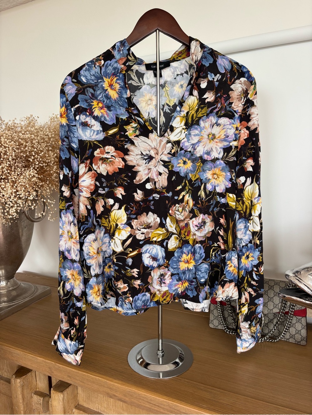 Karen Kane Floral Blouse M Black Blue Pink 100% Viscose Silk Feel V-Neck Y2K - Picture 3 of 15